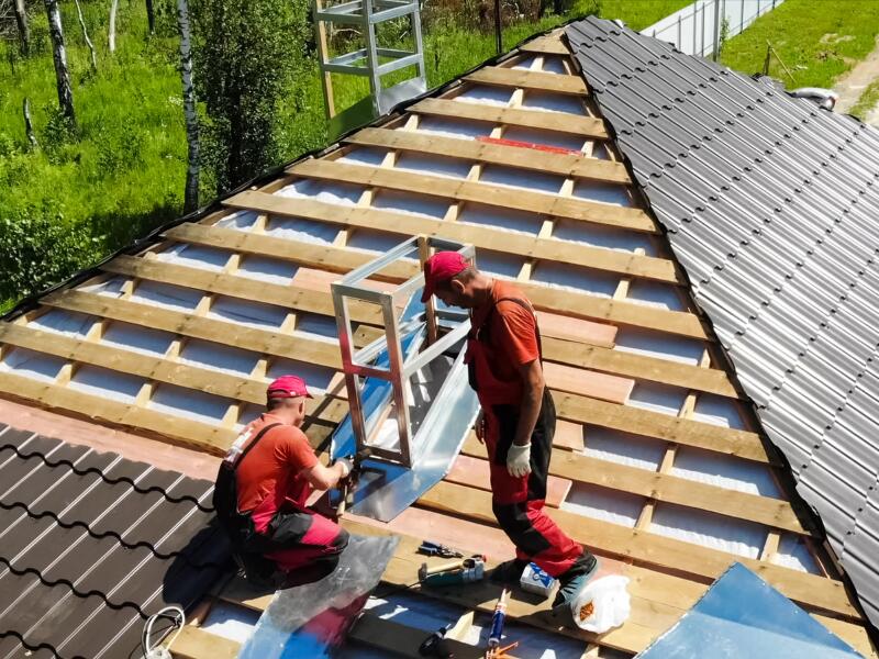 Image showing roofers at work.